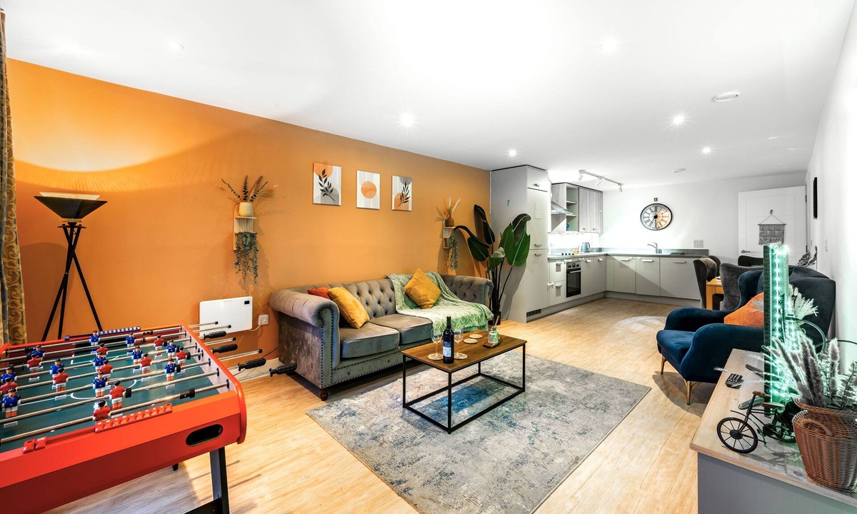 Bordesley Apartment | Spacious 5-Bed Apartment for Groups · Free Parking