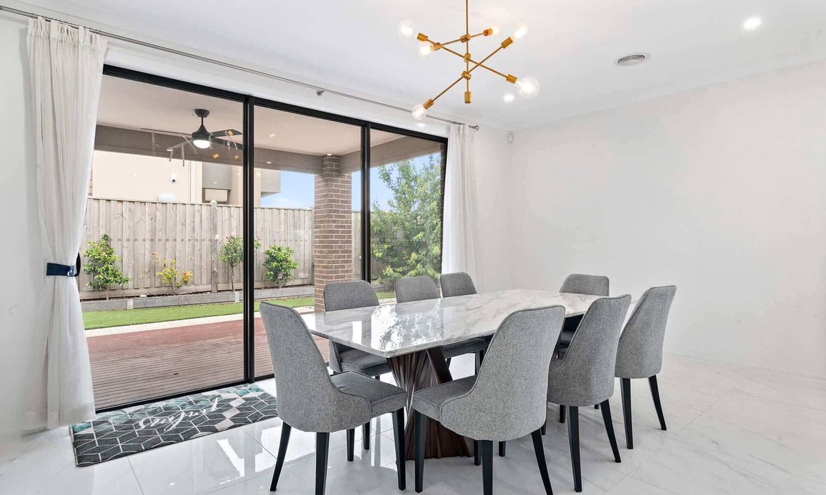 Point Cook House | Spacious 5-Bed Home in Peaceful Point Cook