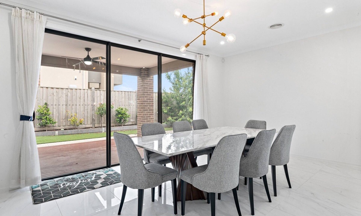 Point Cook Apartment | Spacious 5-Bed Home in Peaceful Point Cook