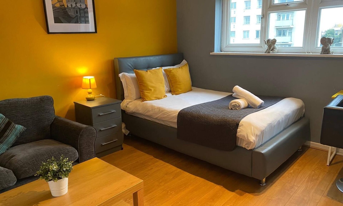 Wolverhampton House | Spacious 5 BED Modern Getaway | Ideal for Work & Leisure Groups - Free Parking!