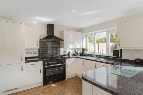 Sunninghill House | Spacious 5 bed Sunninghill with driveway parking - By Tempstay