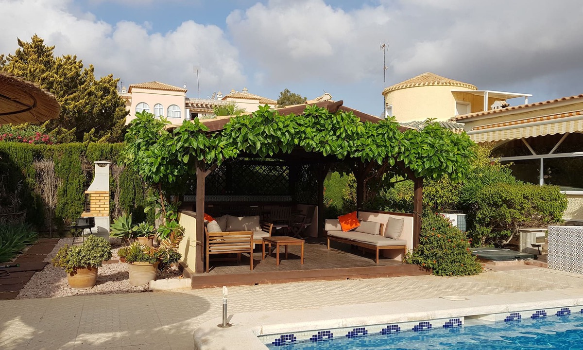 La Florida Villa | Spacious 5 bed villa with pool, private parking, local to amenities, free WIFI