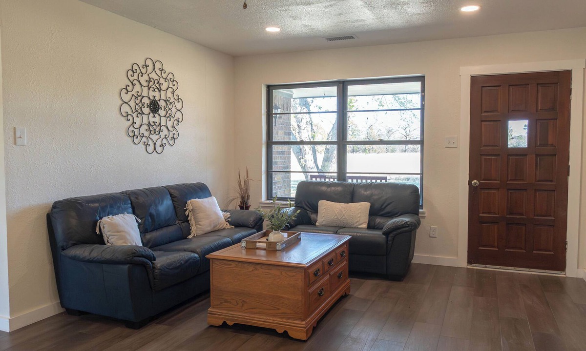 Muenster House | Spacious 5-bedroom, 2-bath retreat that comfortably hosts up to 12 guests. Unwind along Dry Elm Creek, soak in the wide-open skies, and explore nearby Muenster—home to charming local dining, 4R Ranch Vineyards, and Turtle Hill Golf Course.