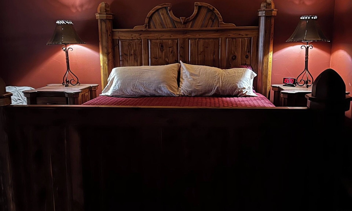 Bangs House | Spacious 5-bedroom barndo with WiFi, luxurious amenities, located near Bangs, TX