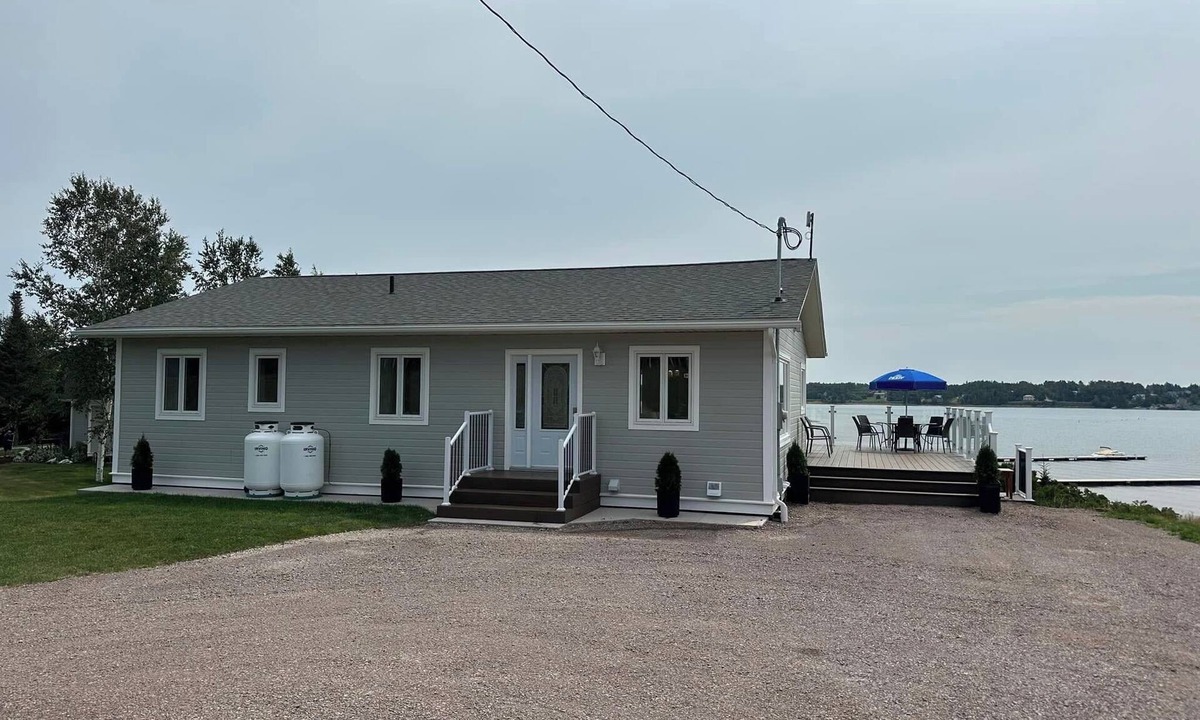 Montague House | Spacious 5-bedroom beach house in charming Roma Point with WiFi, AC