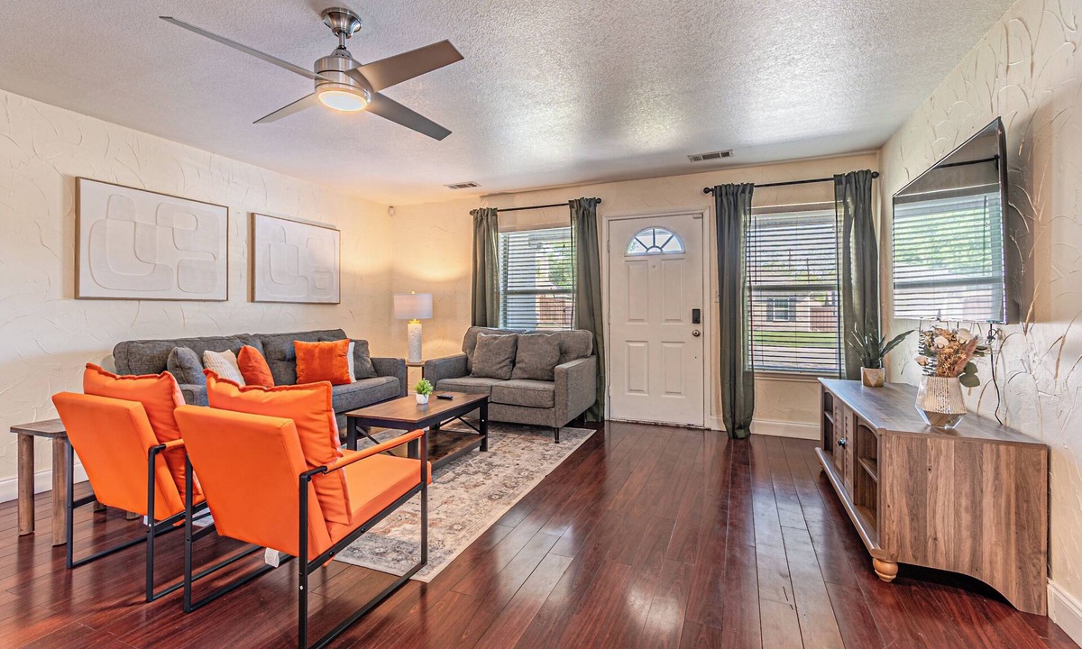 McKinney House | Spacious 5-bedroom bungalow in charming McKinney with huge parking space