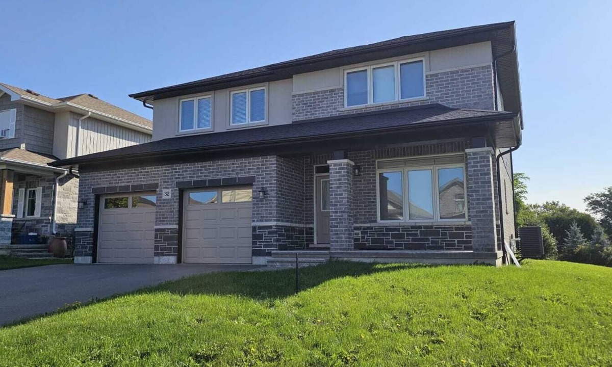 Belleville House | Spacious 5-bedroom house with AC, WiFi in brilliant Quinte West