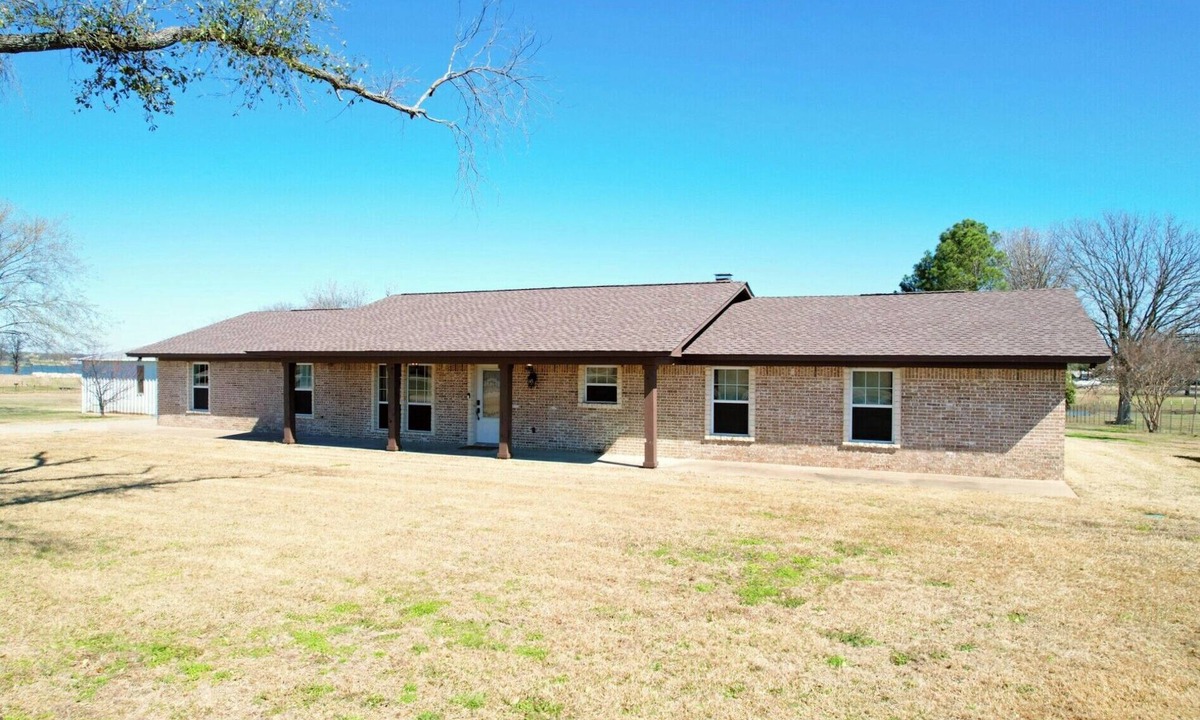 Alba House | Spacious 5-bedroom country house in beautiful Alba with AC on lake Fork