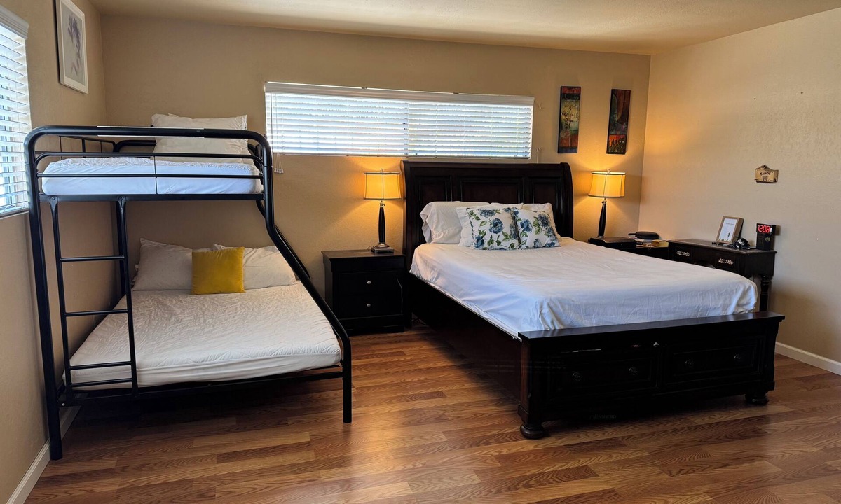 Oak Park House | Spacious 5-bedroom house in terrific San Diego with AC