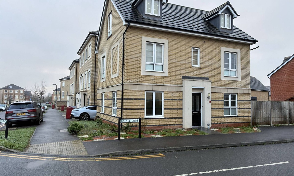 Slough House | Spacious 5 Bedroom Home in Langley