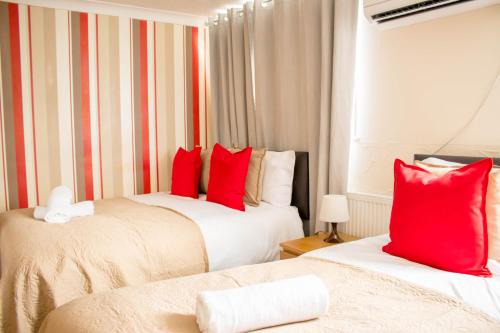 Tilbury House | Spacious 5-Bedroom Home - Sleeps 11 & Free Parking