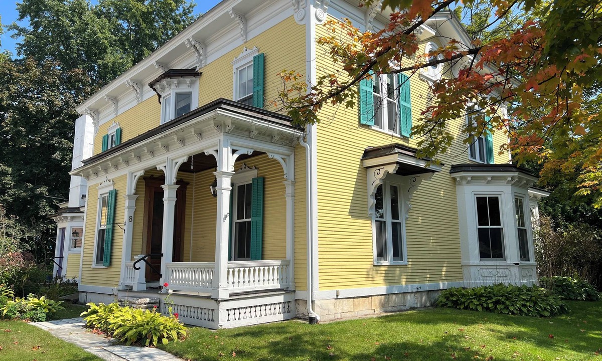 Brandon House | Spacious 5-bedroom home in downtown Brandon