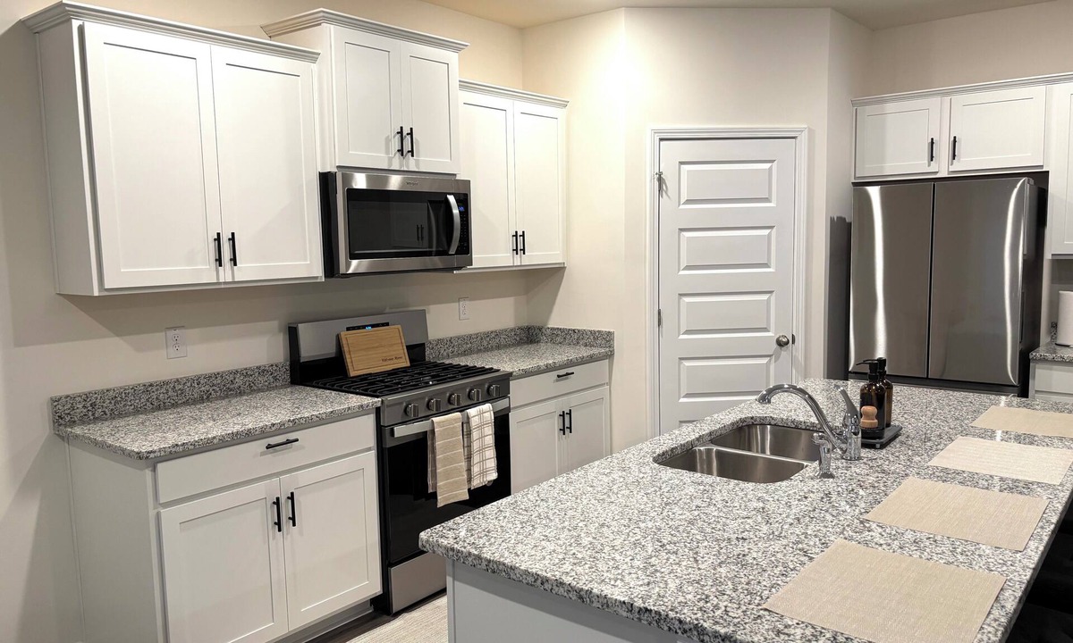 Newnan House | Spacious 5-Bedroom Home Near Piedmont Hospital in Newnan with AC, WiFi, W&D