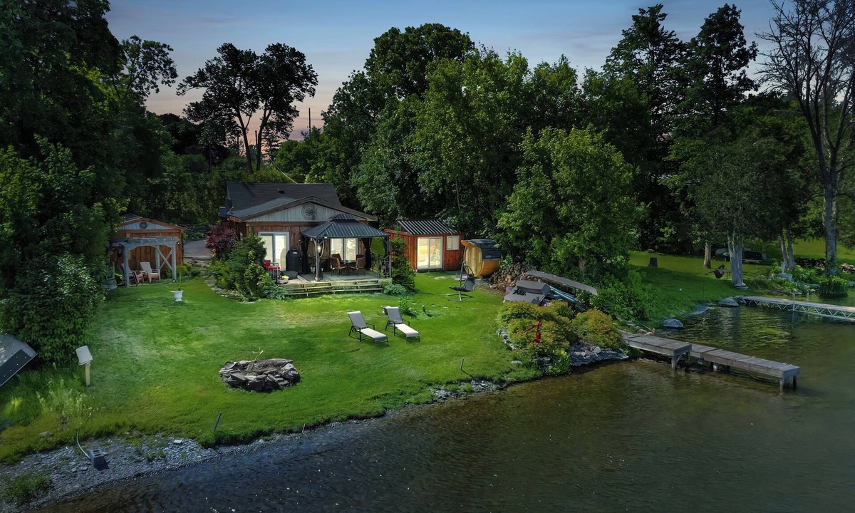 Campbellford House | Spacious 5-bedroom house in peaceful Harcourt with AC