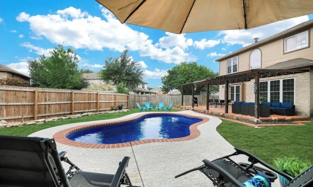 Live Oak House | Spacious 5-bedroom house with private pool in a central San Antonio location.