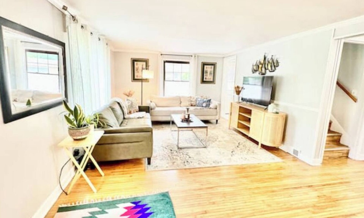 Amherst House | Spacious 5-bedroom house in lovely Amherst with Central AC,
