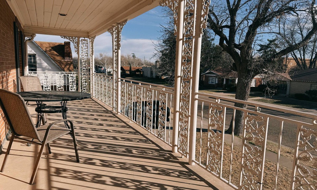 South Overton House | Spacious 5-bedroom house in charming Lubbock with WiFi and AC