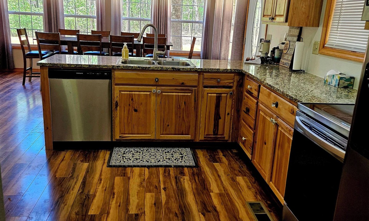 Golden House | Spacious 5-bedroom house on Table Rock Lake. It's a entertainers dream!