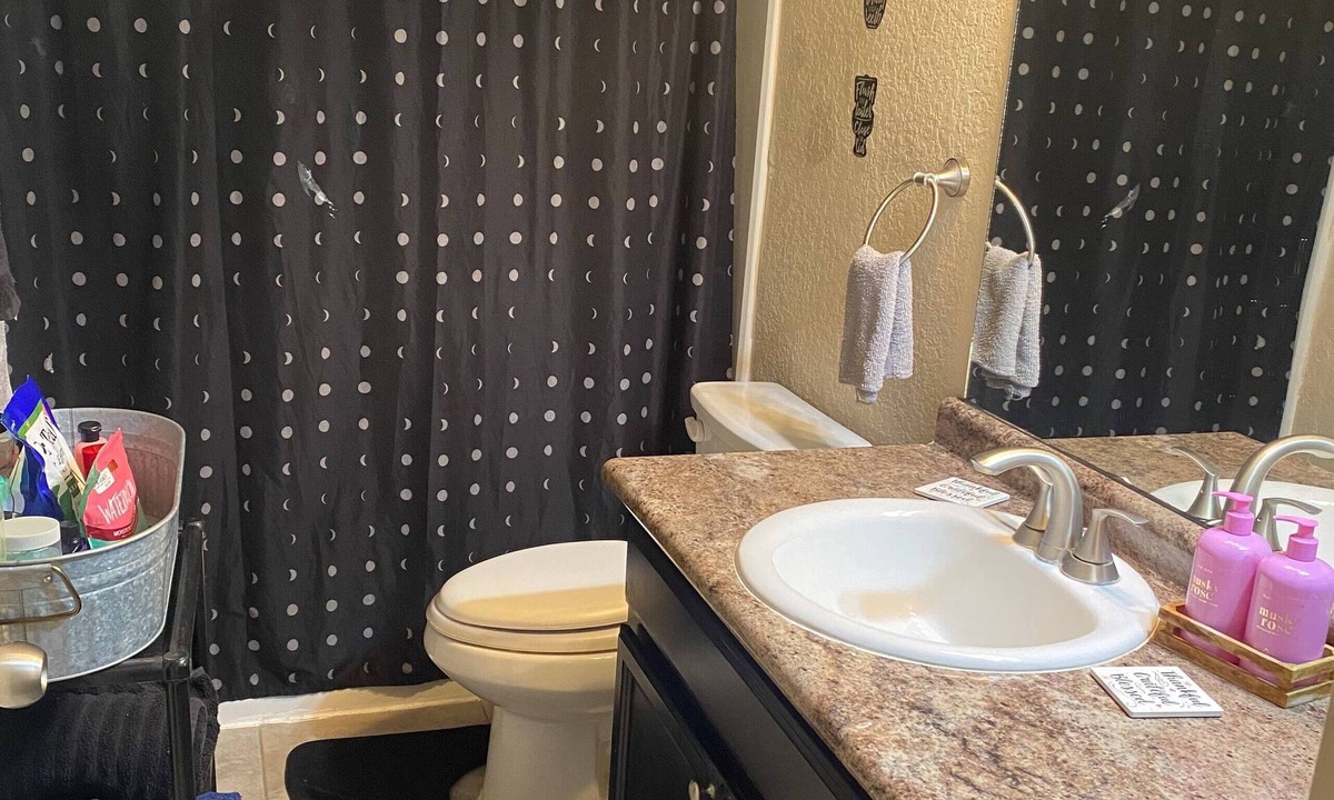 Seguin House | Spacious 5-bedroom house in beautiful Seguin with AC and gym
