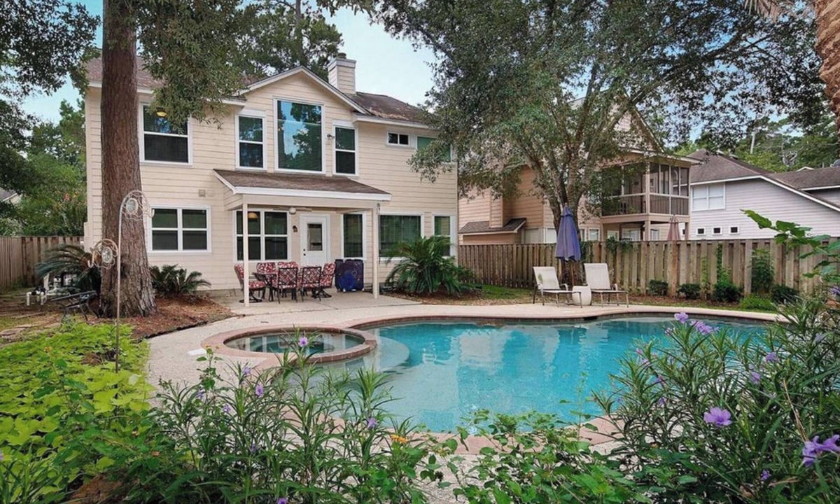 Alden Bridge House | Spacious 5-bedroom house with AC in marvelous Spring with pool and spa