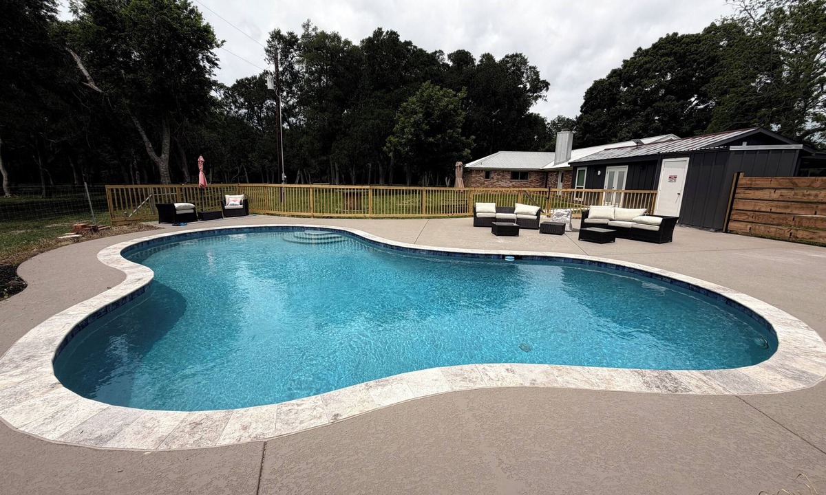 Bellville Other | Spacious 5-bedroom Ranch House in Bellville