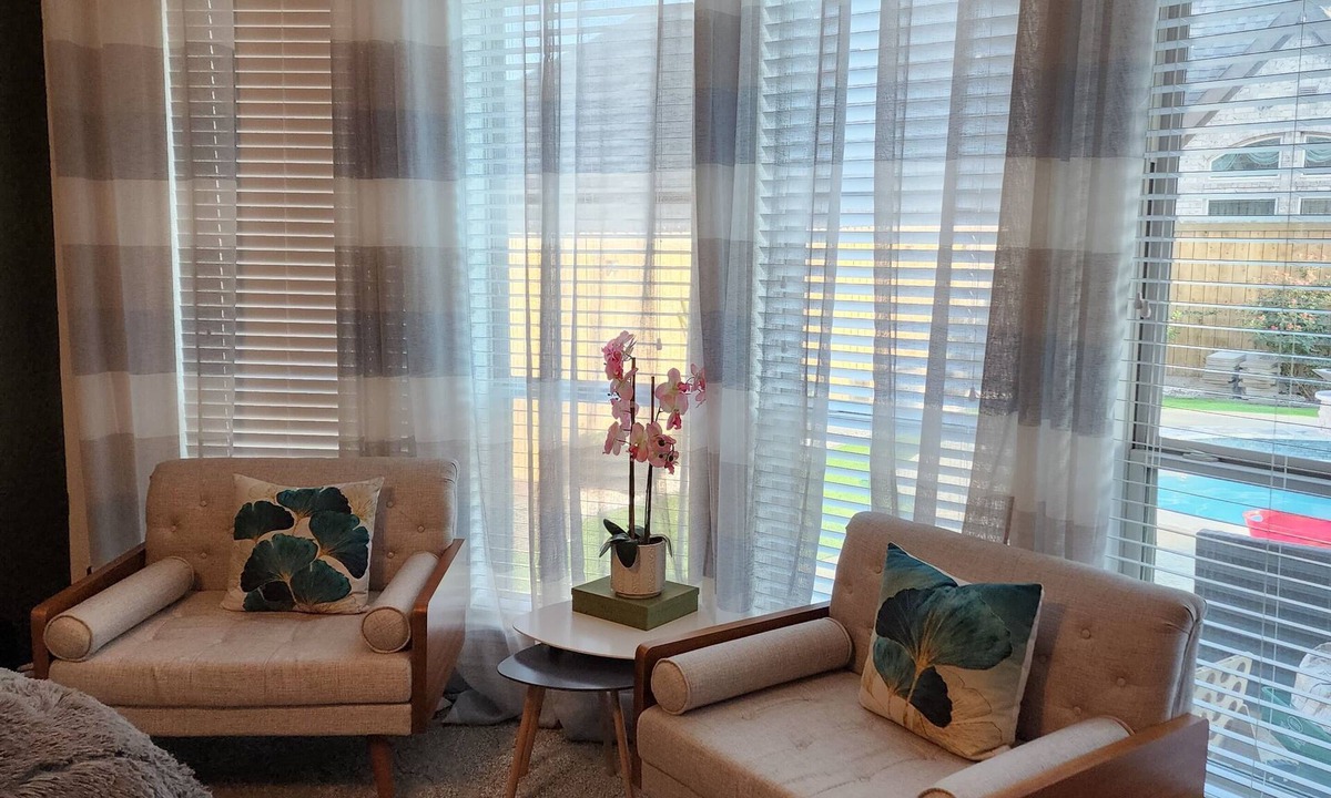 Pecan Grove House | Spacious 5-bedroom Retreat with WiFi, AC