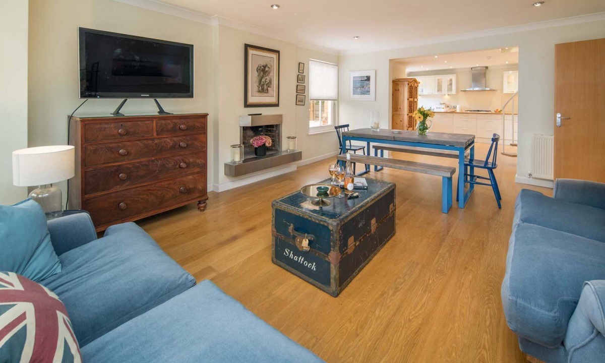 Nettlestone Apartment | Spacious 5 bedroom split level flat with three bathrooms and open plan kitchen living area, sleeps