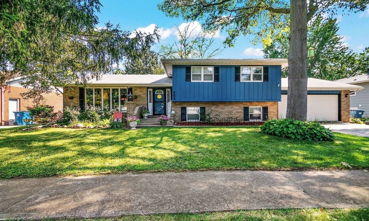 Bourbonnais House | Spacious 5-bedroom Retreat in Bourbonnais - Steps from Campus