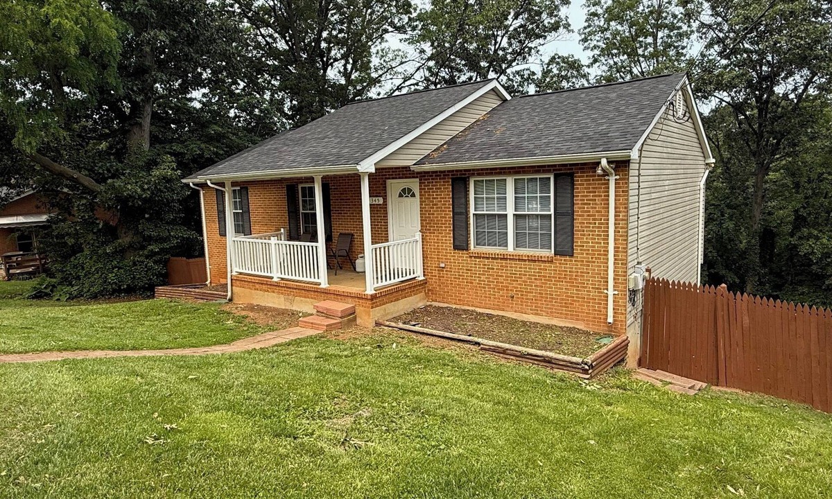 Front Royal House | Spacious 5-bedroom house with WiFi, AC in charming Front Royal