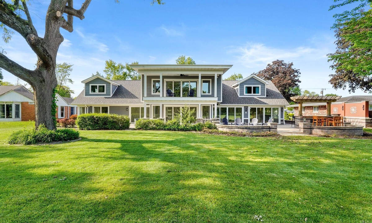 Merrillville House | Spacious 5-Bedroom Golf Course Home for Getaways