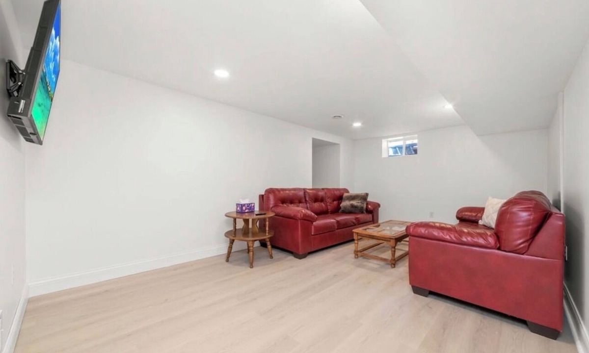 Crystal House | Spacious 5-bedroom house in welcoming Minneapolis with AC