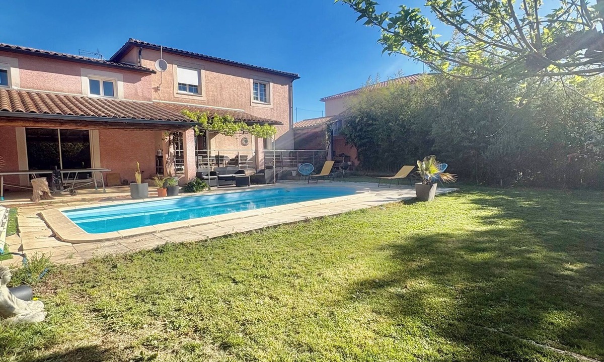 Claret Villa | Spacious 5-bedroom villa with AC in perfect Claret