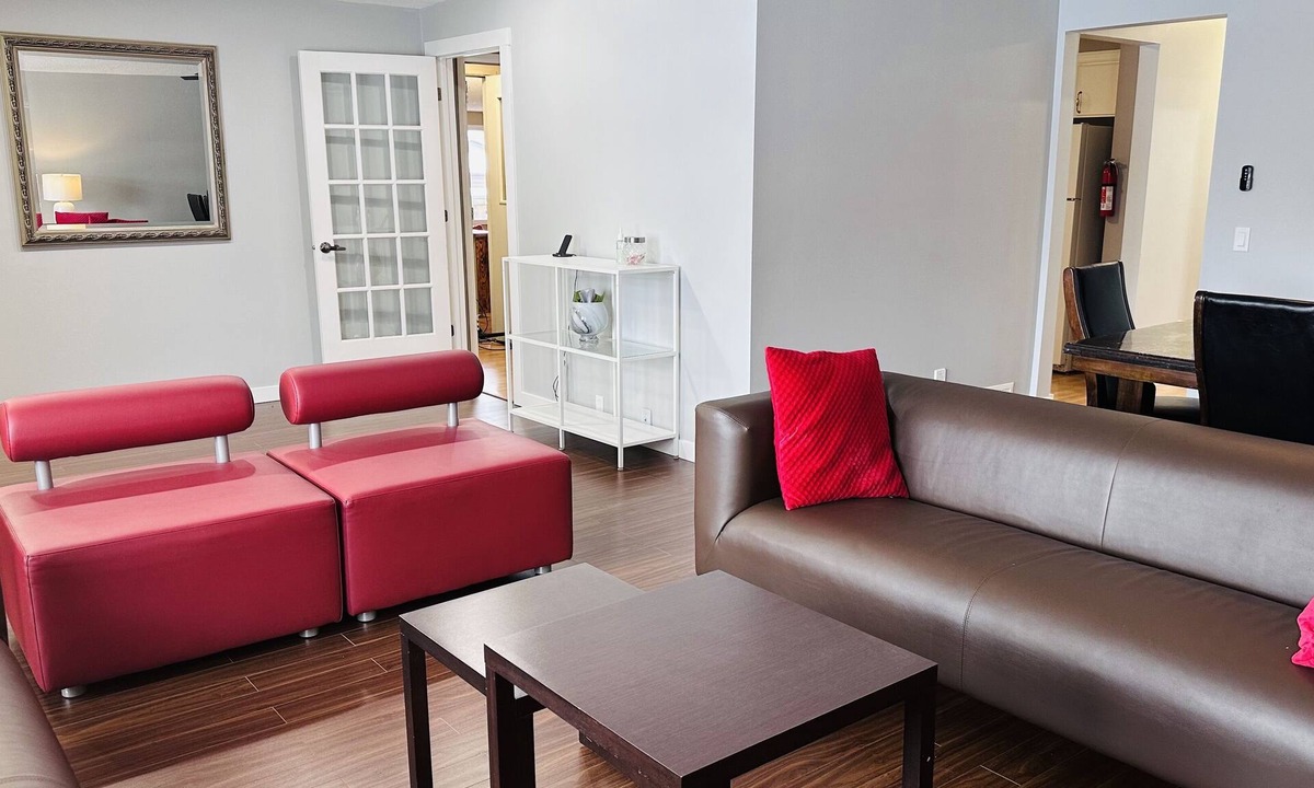 Calgary House | Spacious 5 bedrooms sleep 22