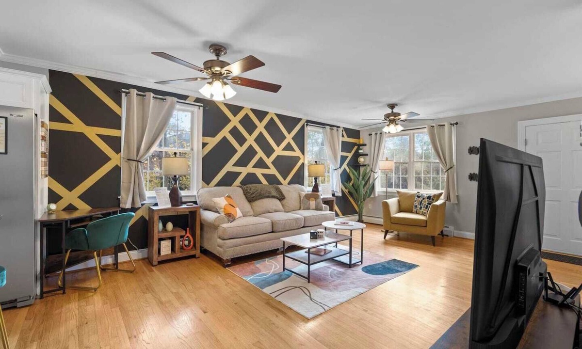 Oakdale House | Spacious-5 Beds! 3 Mi to Mohegan