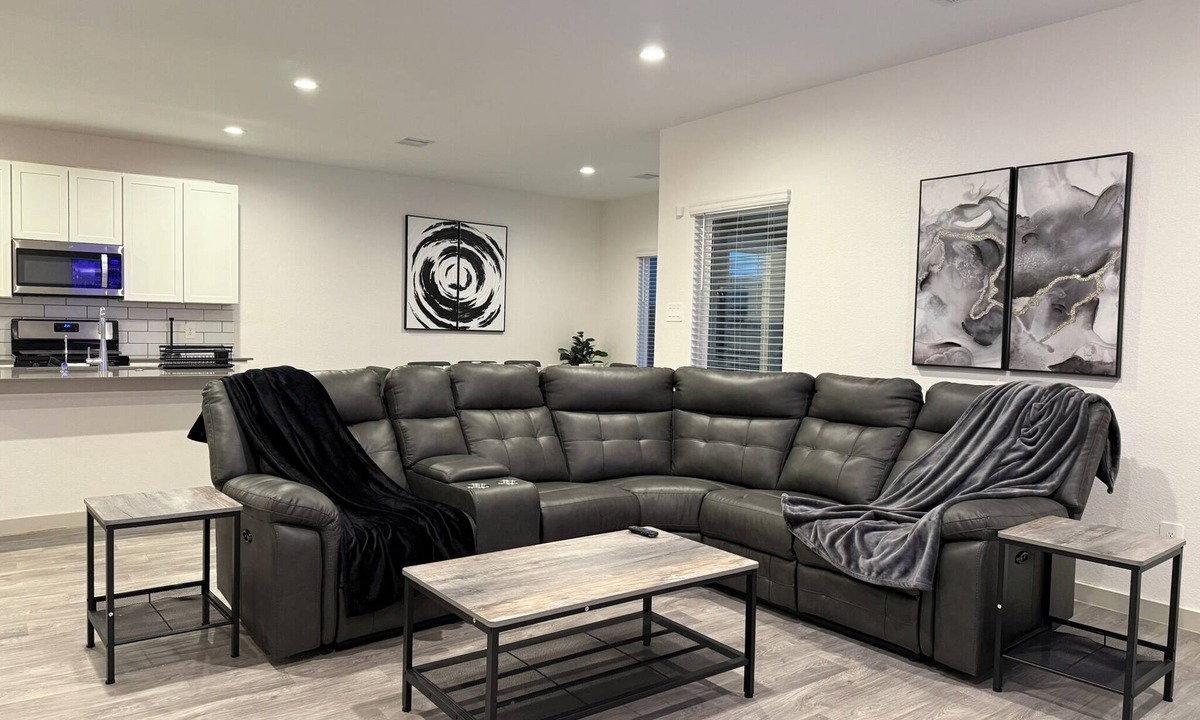 Richmond House | Spacious 5 BR 3 Bath with Ping Pong Table and Air Hockey