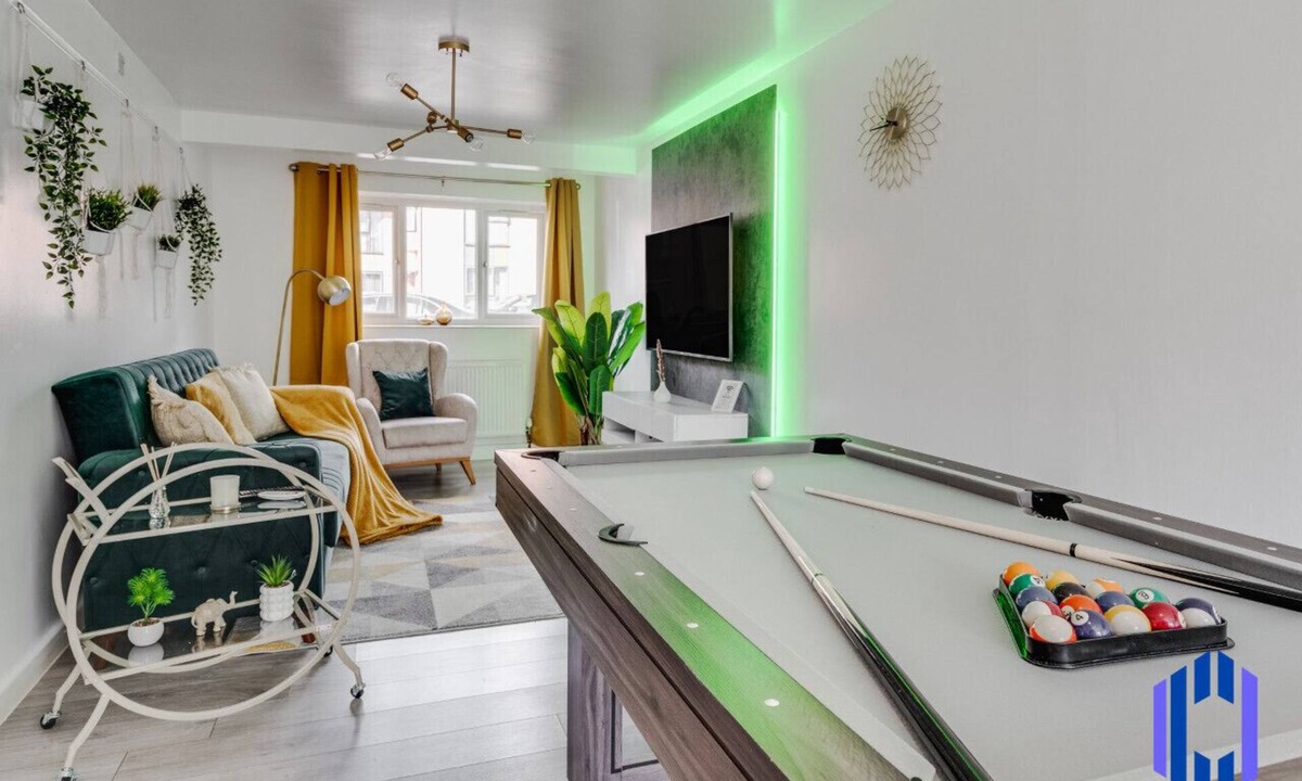 Openshaw House | Spacious 5 BR Home Nr Etihad Stadium - Pool Table