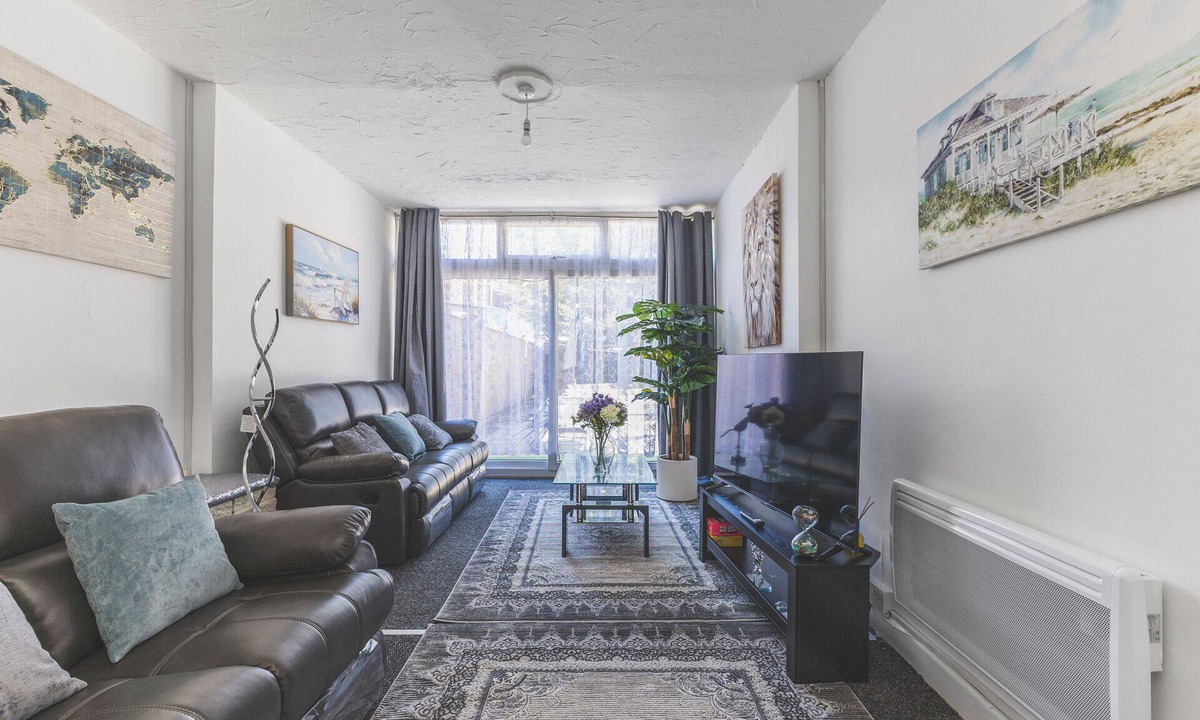 Cranford House | Spacious 5BD Home w/Garden & Parking, Hounslow