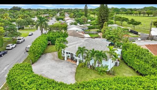 Country Club Park House | Spacious 5Bdrm, 3Bath Ideal for Families & Groups!