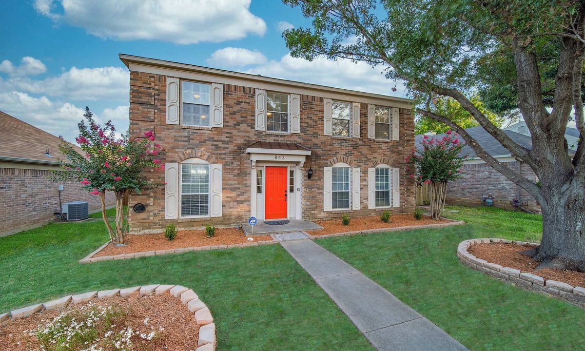Grand Prairie House | Spacious 5BR/2.5B Home with Pool
