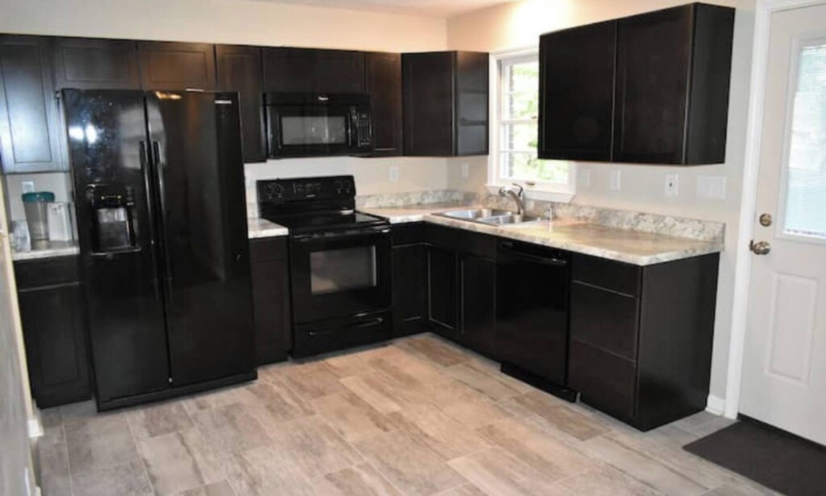 Woodland Hills House | Spacious 5BR/3 Bath, fenced, garage, 7 TV's, Parking, close to xway & shopping