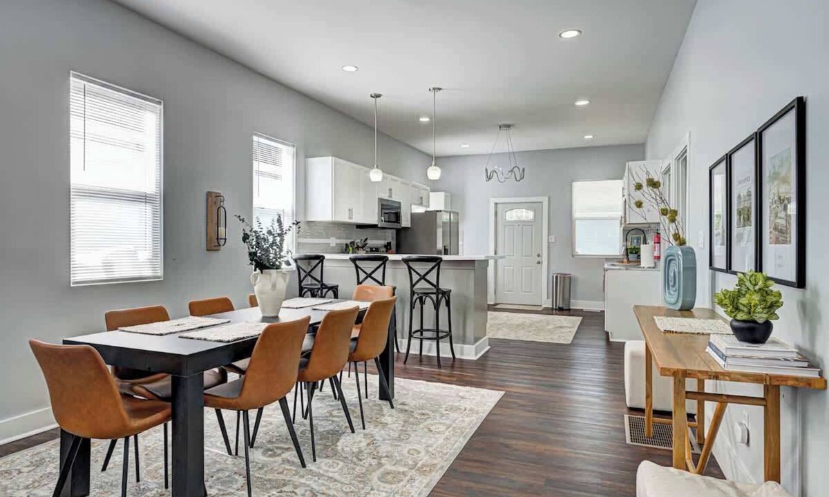 Indianapolis House | Spacious 5BR Bungalow with En-Suites
