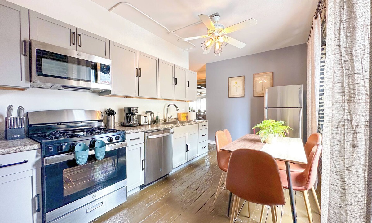 Near South Side Apartment | Spacious 5BR Chicago Suite Near McCormick Place & Soldier Field