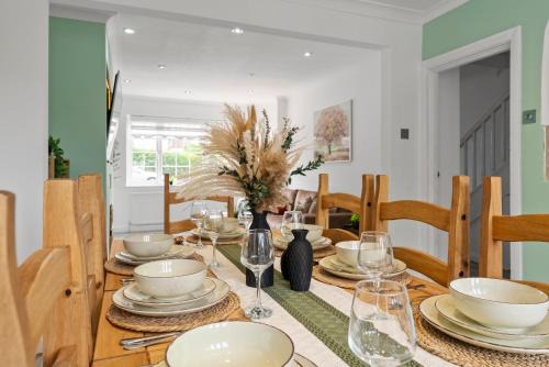 Selsdon and Ballards House | Spacious 5BR Croydon Home Game Room Free Parking