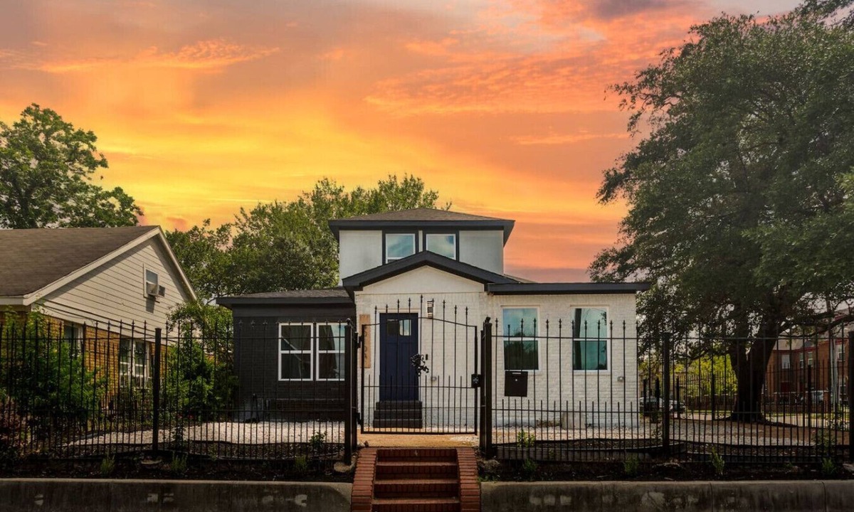 South Central Houston House | Spacious 5BR Duplex with 2 Kitchens and Private Entrances