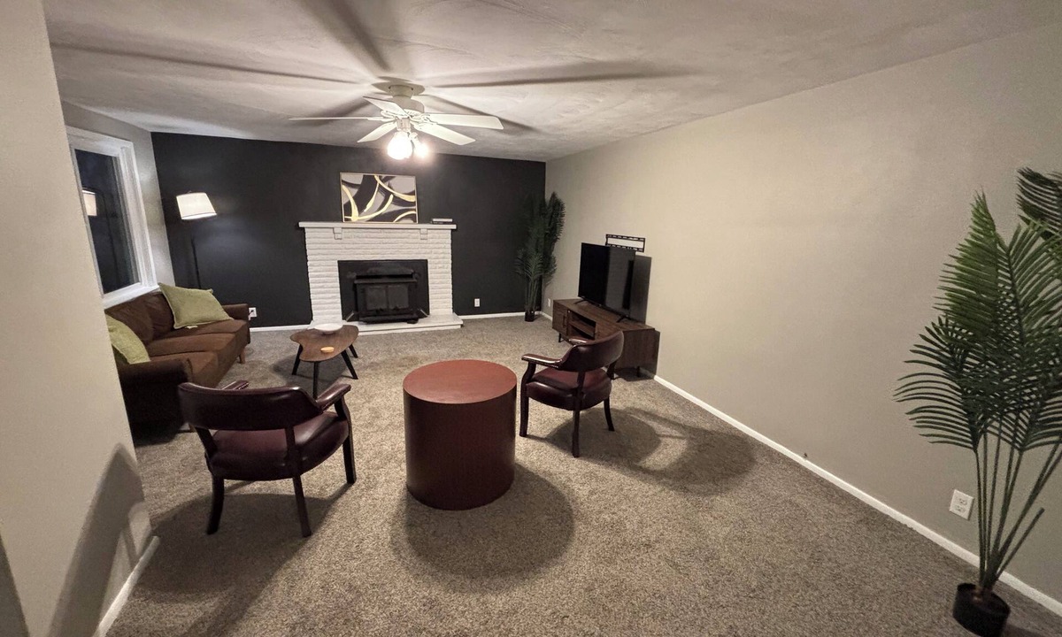 West Mifflin House | Spacious 5BR Entire Home w/Private Studio - Sleeps 10