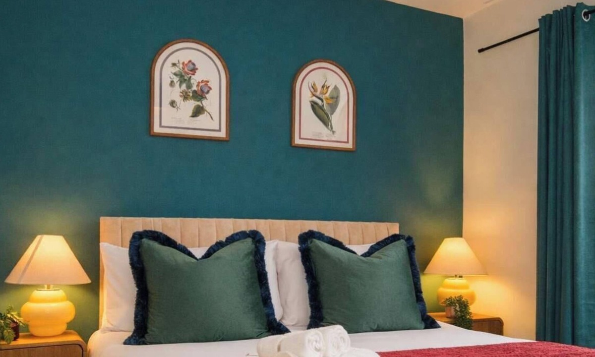 Wolverhampton House | Spacious 5BR Home | Sleeps 10 | Garden & Parking