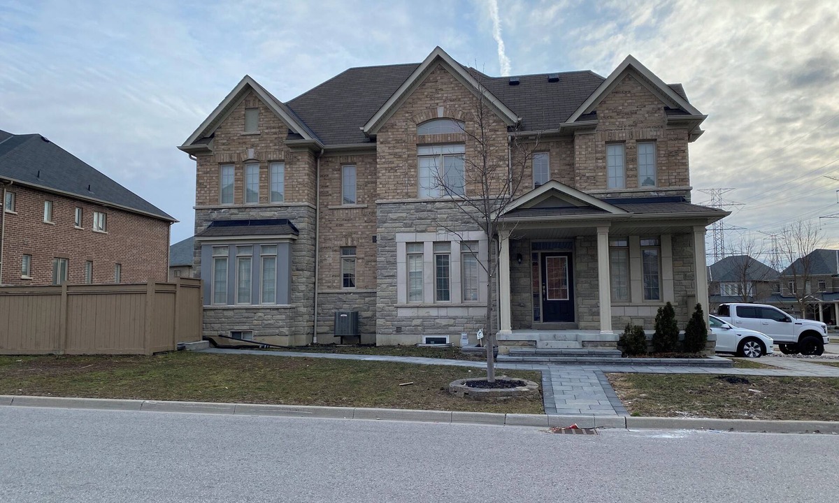 Ajax House | Spacious 5BR Home for Families/Business Travelers