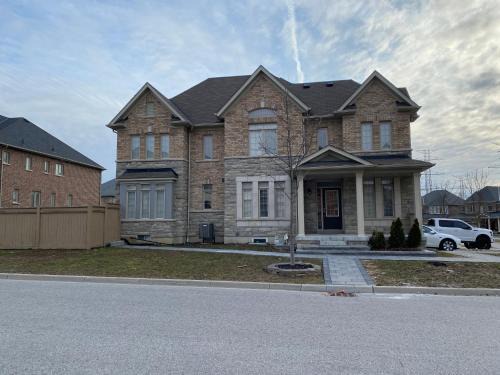 Ajax House | Spacious 5BR Home for Families & Business Travelers