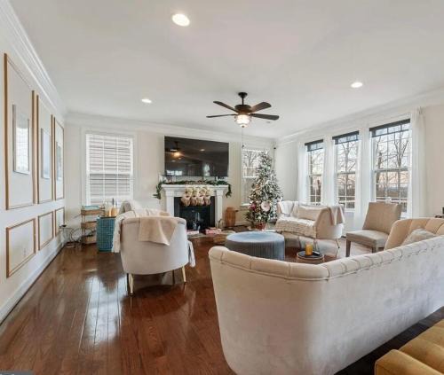 Alexandria House | Spacious 5BR Home in Alexandria 5 Beds 5 Baths