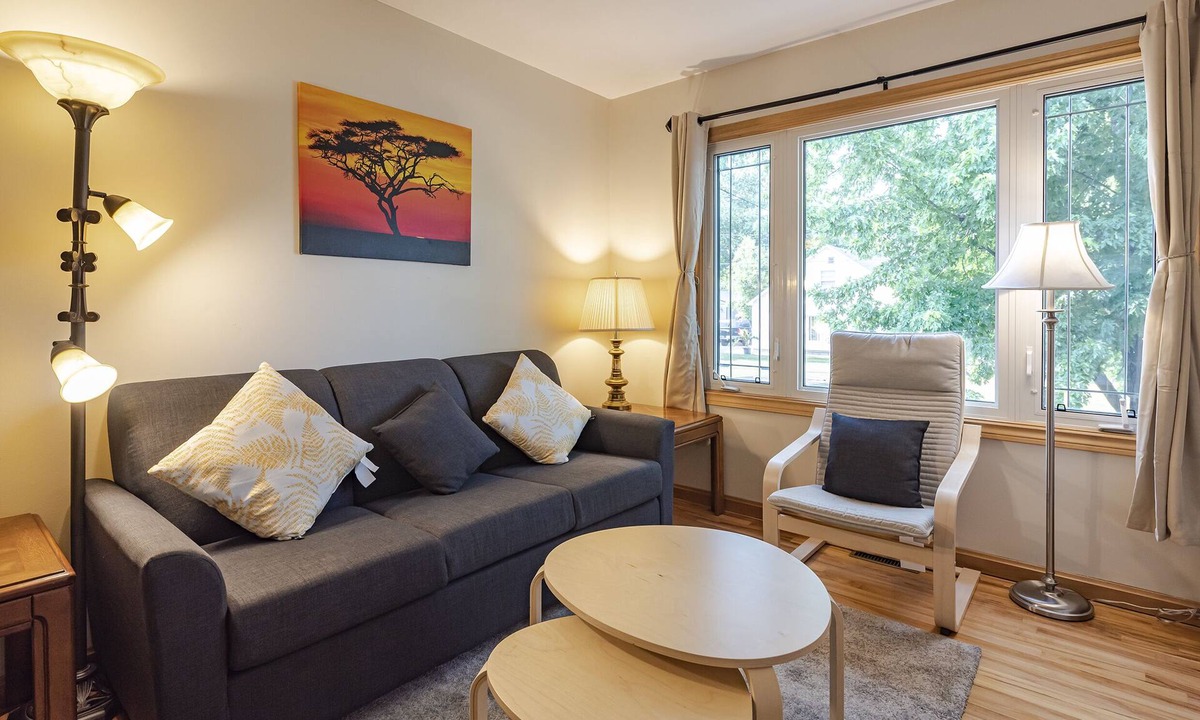 LaSalle House | Spacious 5BR House, Sleeps 10, Tesla Charger, 6 Parking, Pet Friendly